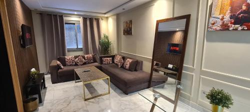 un salon avec un canapé et une table dans l'établissement Franklin, à Casablanca