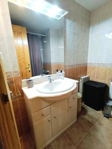 a bathroom with a sink and a mirror at Apartamento con encanto in Jaca