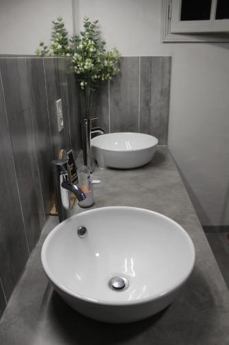 une salle de bain avec un lavabo blanc et une baignoire dans l'établissement ARTS & Passion, à Mirambeau