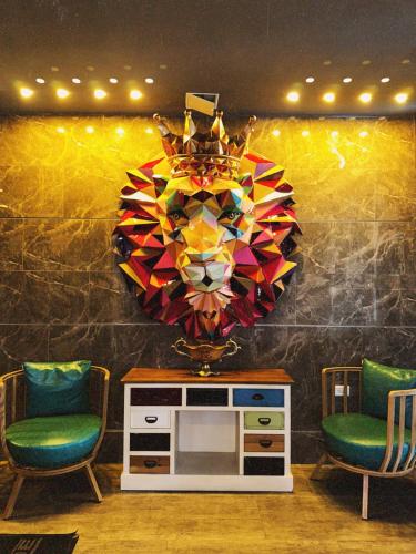 a room with a chandelier and two chairs at Mantra Hotel Boutique in Santa Marta