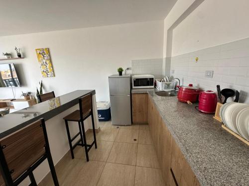a kitchen with a counter top and a refrigerator at DPTO de 2 Dorm y Terraza Vista al Mar in Pimentel