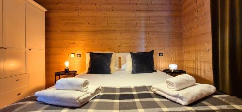 une chambre avec un grand lit avec deux oreillers dans l'établissement New Luxury Apartment with Panoramic View, à Châtel