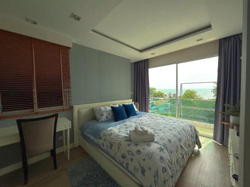 Postel nebo postele na pokoji v ubytování Exclusive Seaview corner room 50 sqm &BHB Bangsaen