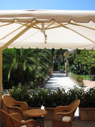 Taman di luar Hotel Bellonda