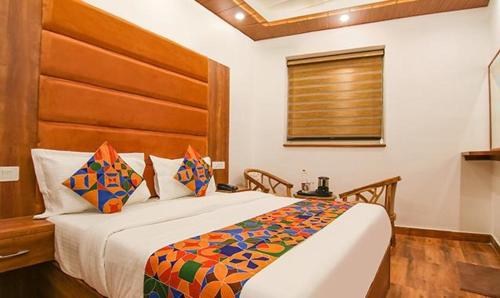 Postel nebo postele na pokoji v ubytování HOTEL AMBASSADOR SUKHNA LaKE CHANDIGARH