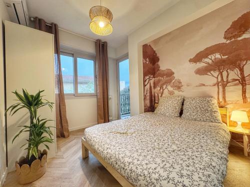 une chambre avec un lit et une grande fenêtre dans l'établissement Mont Joli, au Cannet