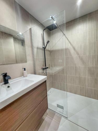 une salle de bain avec un lavabo et une douche dans l'établissement Mont Joli, au Cannet
