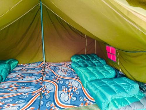 Postel nebo postele na pokoji v ubytování Shri Kedar Camps