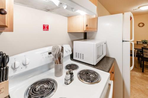 Una cocina o zona de cocina en Recharge Right Bright Space with Modern Touches