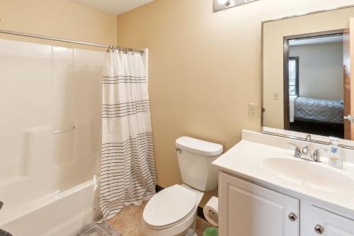 Un baño de Recharge Right Bright Space with Modern Touches