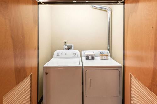 a washing machine in a small room with a mirror at Work Relax Repeat in a Bright and Spacious Stay in Mansfield