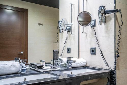 a bathroom with a sink and a mirror at Abba Huesca in Huesca