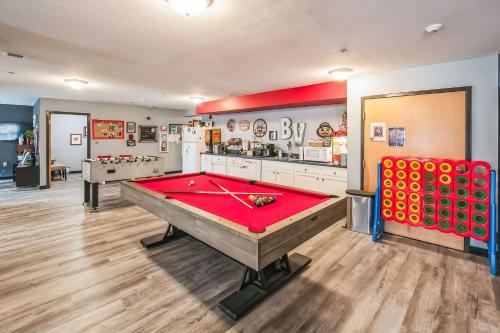 a room with a pool table and four red balls at Bright and Connected Your Ideal Getaway in Mansfield