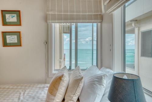 Ένα ή περισσότερα κρεβάτια σε δωμάτιο στο Boorolong 2 - Beachfront Bliss