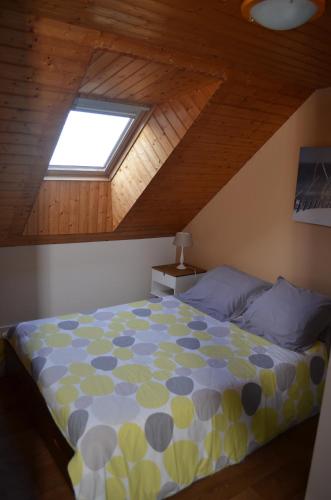 - une chambre mansardée avec une fenêtre dans l'établissement Petit gîte tranquille, à Arradon