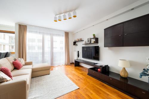 Metro Wilanowska Cosy Apartment by BookingHost