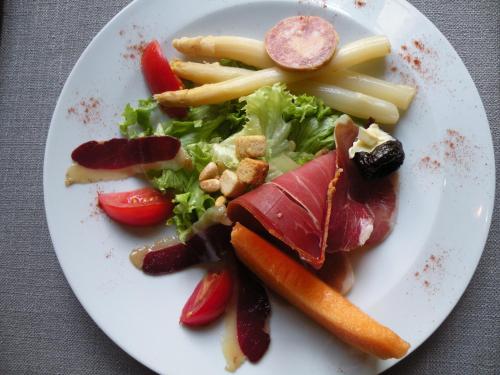 a plate of food with vegetables on a table at l'auberge in Gamarde-les-Bains