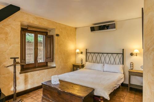 a bedroom with a bed and a window at Habitacions Mas Fuselles in Girona