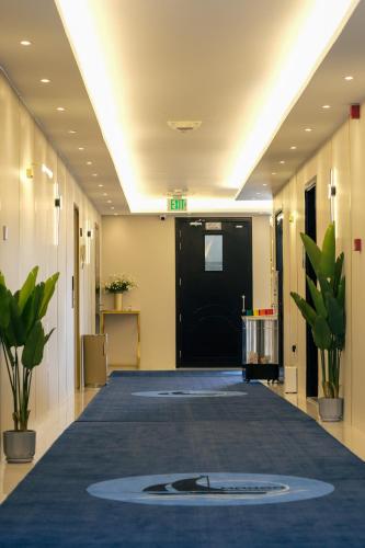 an empty hallway with a black door in a building at AL MARSA HOTEL APARTMENTS in Khor Fakkan