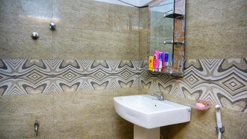 a bathroom with a sink and a mirror at Lake Island Home Stay in Dambulla