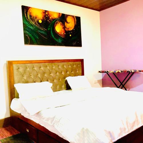 Ένα ή περισσότερα κρεβάτια σε δωμάτιο στο Lotus Luxury Stays