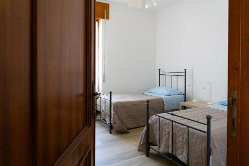 una puerta abierta a un dormitorio con 2 camas en Le Dimore di Penny, en Castiglione in Teverina