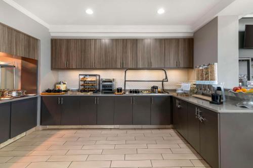 Kuchyň nebo kuchyňský kout v ubytování Hilton Garden Inn Portland Airport