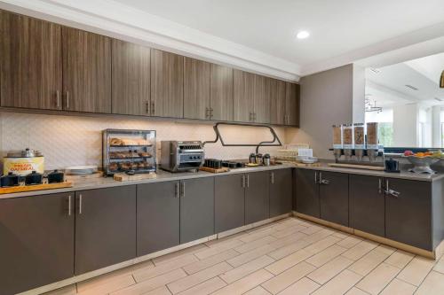 Kuchyň nebo kuchyňský kout v ubytování Hilton Garden Inn Portland Airport