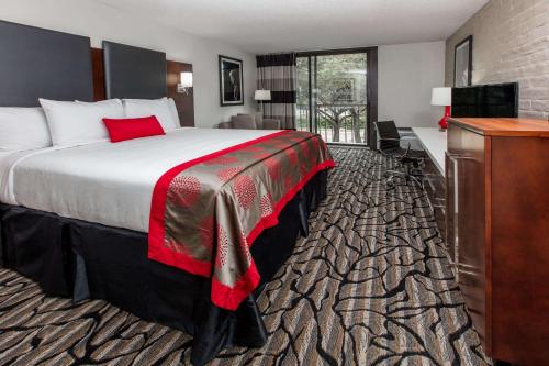 Postel nebo postele na pokoji v ubytování Ramada by Wyndham Austin South