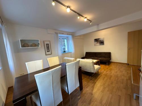 un soggiorno con tavolo, sedie e divano di LIV-IN Premium Monschau Ferienwohnung a Monschau