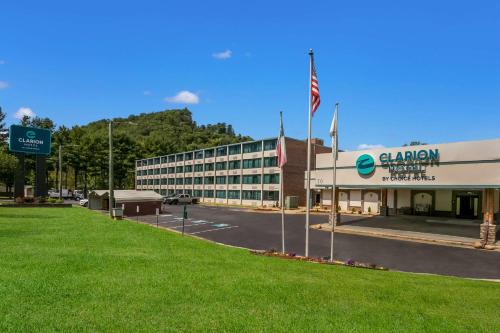 a building with an american flag in front of it at Clarion Hotel Conference Center in Maggie Valley