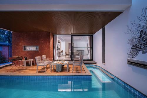 La alberca dentro o cerca de Cloud 7 by ELIVAAS Luxurious 4 BHK Villa with Pvt Pool and Jacuzzi