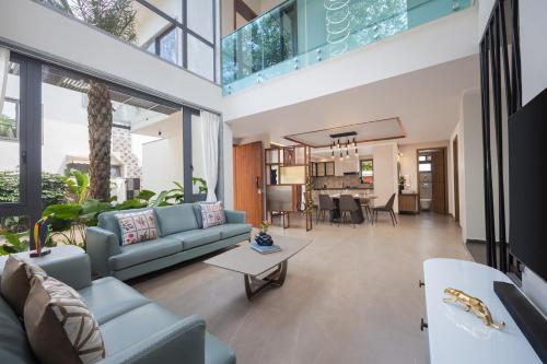 Un lugar para sentarse en Cloud 7 by ELIVAAS Luxurious 4 BHK Villa with Pvt Pool and Jacuzzi