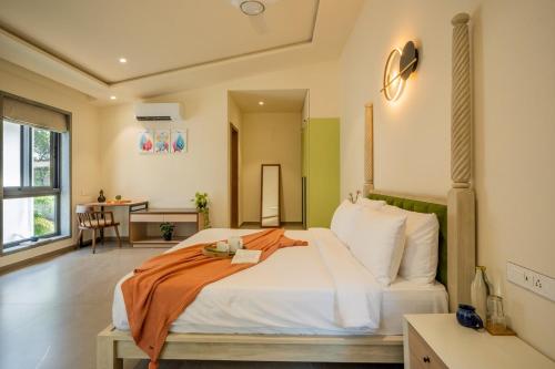 Una cama o camas en una habitación de Cloud 7 by ELIVAAS Luxurious 4 BHK Villa with Pvt Pool and Jacuzzi