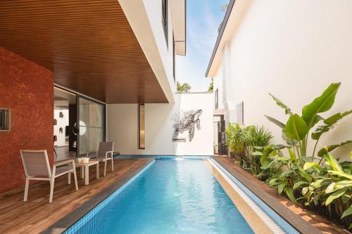 La alberca dentro o cerca de Cloud 7 by ELIVAAS Luxurious 4 BHK Villa with Pvt Pool and Jacuzzi