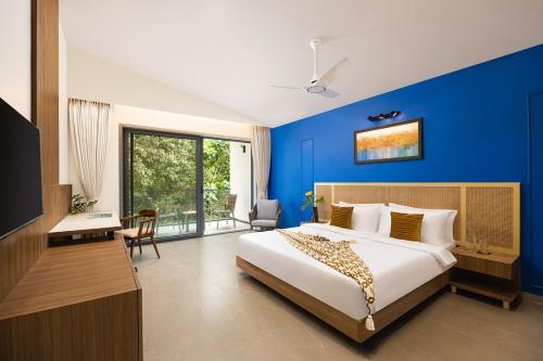Una cama o camas en una habitación de Cloud 7 by ELIVAAS Luxurious 4 BHK Villa with Pvt Pool and Jacuzzi