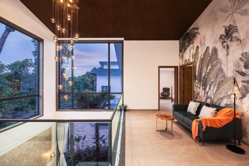 Un lugar para sentarse en Cloud 7 by ELIVAAS Luxurious 4 BHK Villa with Pvt Pool and Jacuzzi
