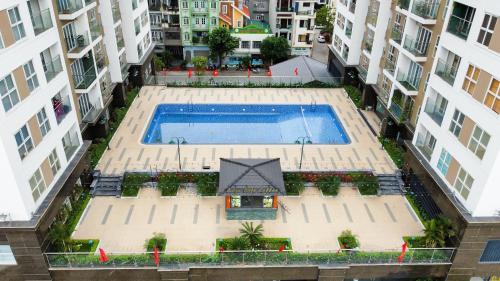 an overhead view of a swimming pool in a building at Homestay Newlife Tower Vipp in Ha Long