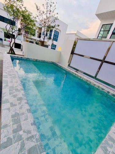 a swimming pool in front of a house at Medina Private Pool Villa-บางแสน in Ban Puk (1)
