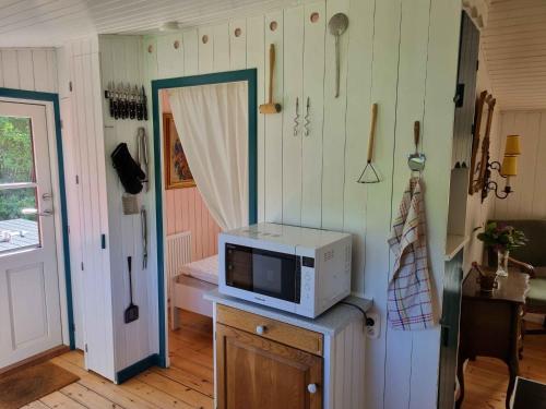 Dapur atau dapur kecil di Charming And Cozy House Near Høve Beach