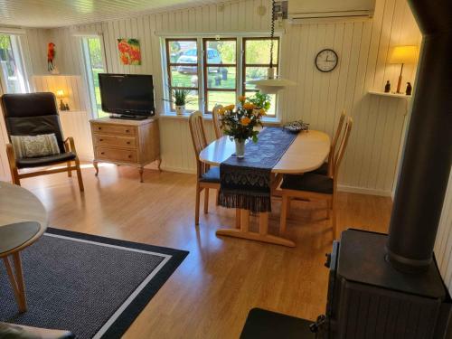 Dapur atau dapur kecil di Charming And Cozy House Near Høve Beach