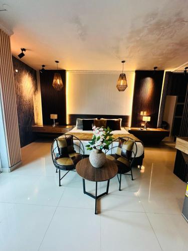 a bedroom with a bed and a table and chairs at Mantra Hotel Boutique in Santa Marta