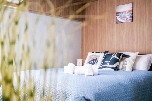 a bedroom with a bed with blue and white pillows at Maru 5 Inn in Tokyo