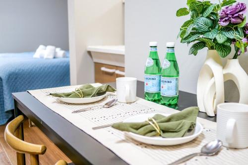 a table with two plates and two bottles of soda at Maru 5 Inn in Tokyo