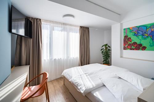 Postel nebo postele na pokoji v ubytování Graffiti Hotel