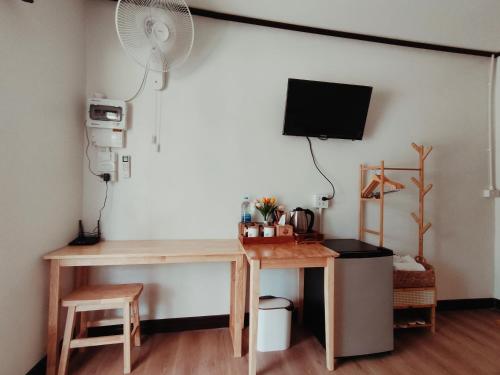 a room with a desk and a fan in a room at Suanthara kokut in Ko Kood