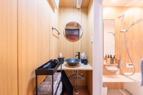 結 大きな商店街の側にある 清潔な建物 ベッド6台 トイレ3台 最大12名