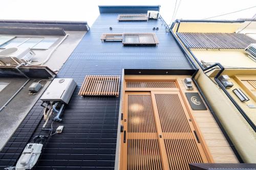 結 大きな商店街の側にある 清潔な建物 ベッド6台 トイレ3台 最大12名