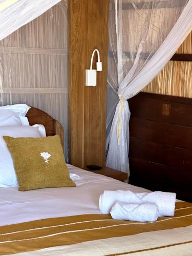 a bedroom with a bed with white towels on it at ENTREMER in Belo