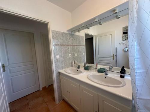 une salle de bain avec deux lavabos et un grand miroir dans l'établissement Villa Nicole avec piscine & jardin privés, parking dans le cœur du Luberon, proche Gordes, Roussillon, Goult, Bonnieux, à Oppède